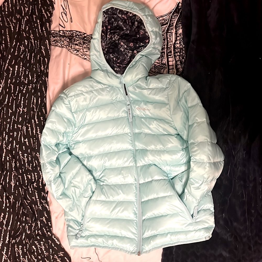 Teal puffer jacket,never been worn before with no stains,scratches,or holes.